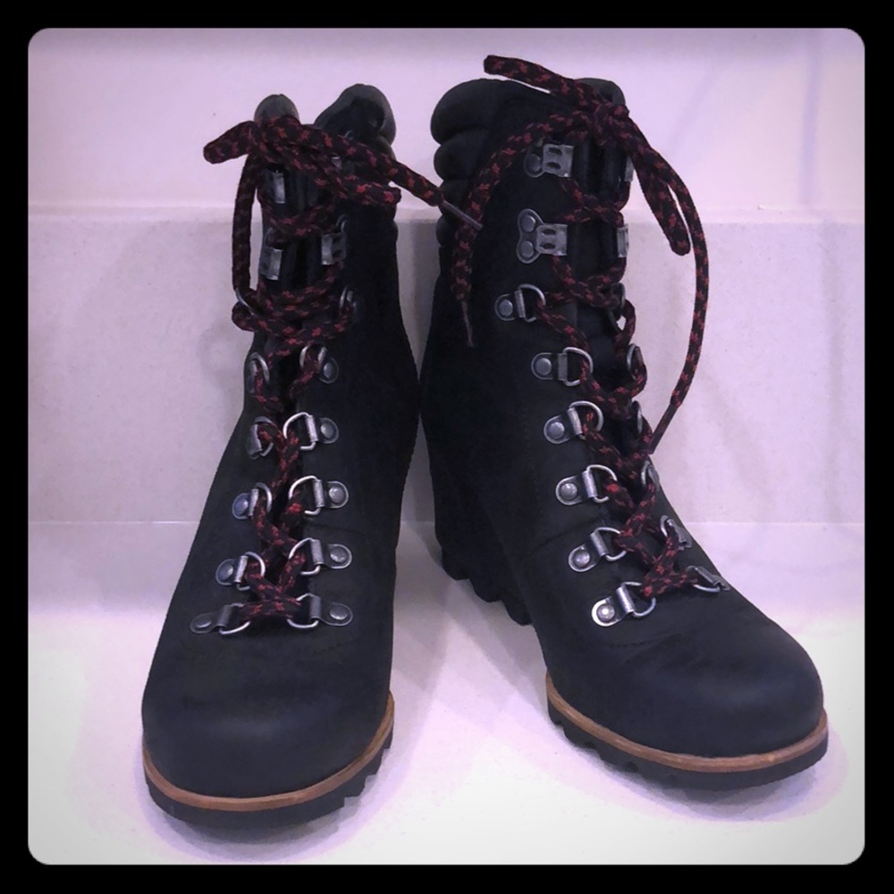 SOREL - wedgie hiking boot 🥾!  Sz 8!